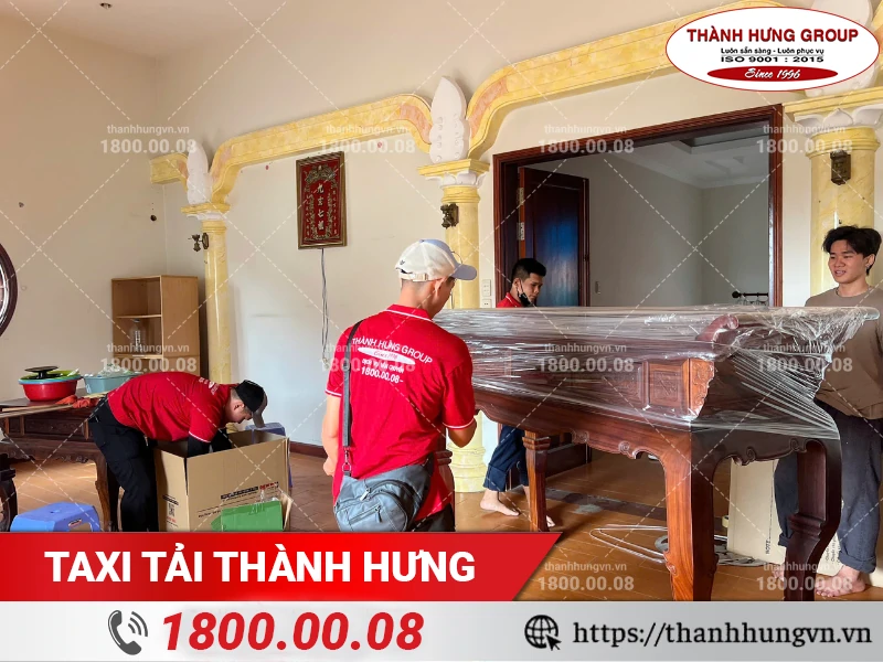 Nhân viên Thành Hưng đóng gói bàn thờ bằng màng PE chuyên dụng