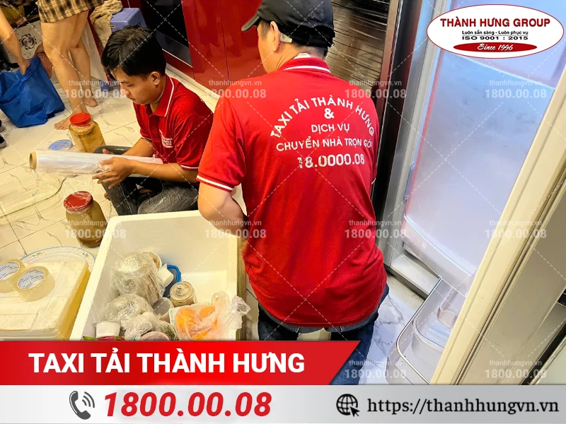 Nhân viên Thành Hưng đóng gói thực phẩm vào thùng xốp giữ nhiệt