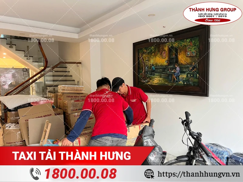 Nhân viên Thành Hưng đóng gói màn hình tivi