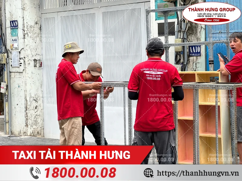 Nhân viên Thành Hưng bốc xếp kệ sắt và kệ gỗ ra chỗ thông thoáng và tiến hành tháo dỡ