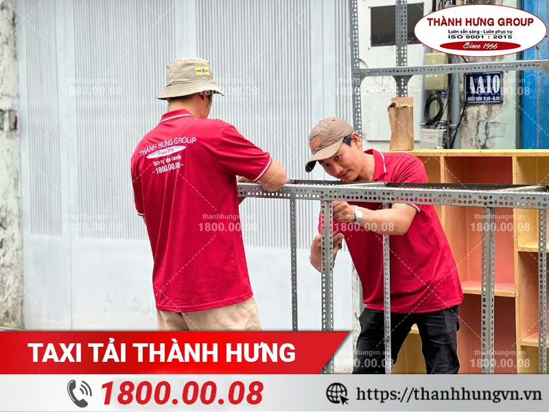 Nhân viên Thành Hưng cẩn thận tháo dỡ từng bộ phận kệ