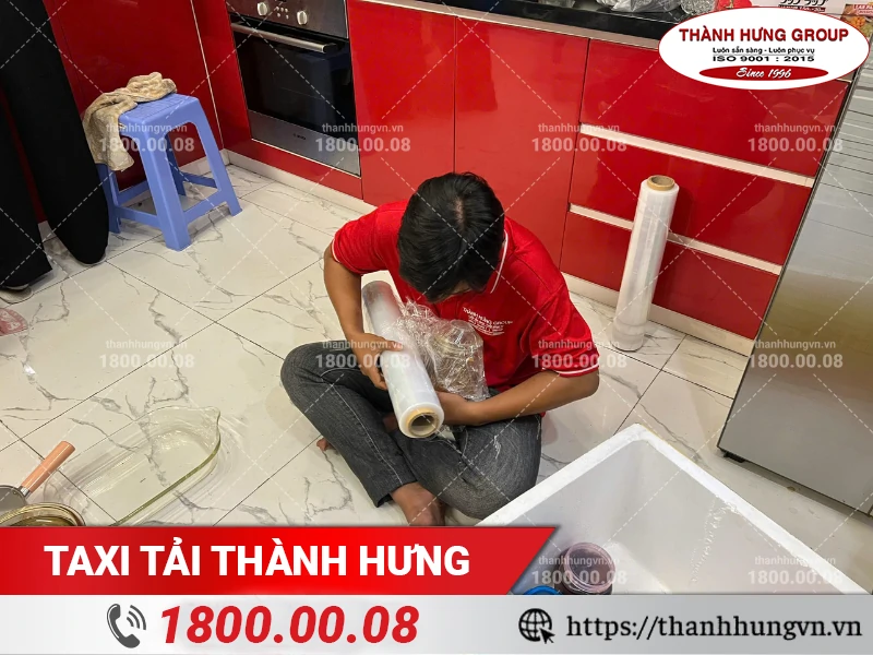 Nhân viên Thành Hưng đóng gói chén dĩ bằng màng chống xóc chuyên dụng