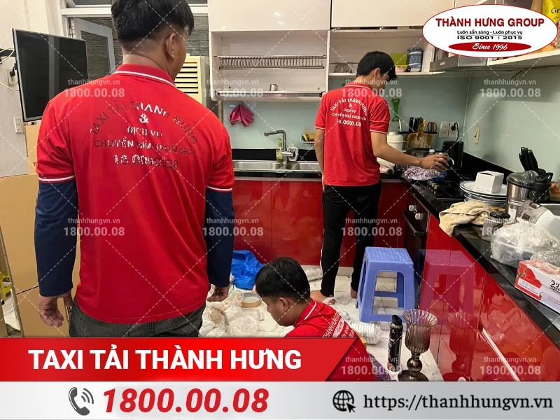 Nhân viên Thành Hưng đóng gói đồ dùng bếp