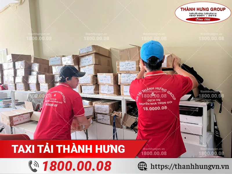 Nhân viên Thành Hưng đóng gói tài liệu