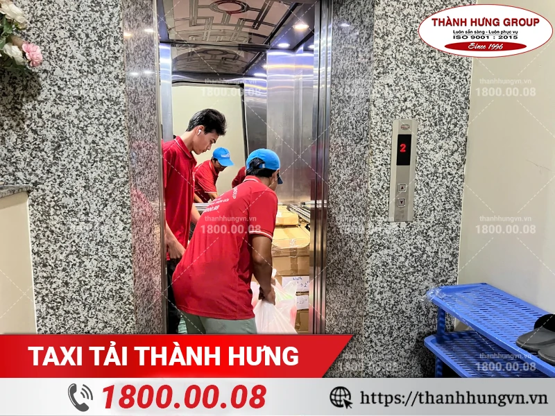 Nhân viên Thành Hưng vận chuyển đồ vào thang máy
