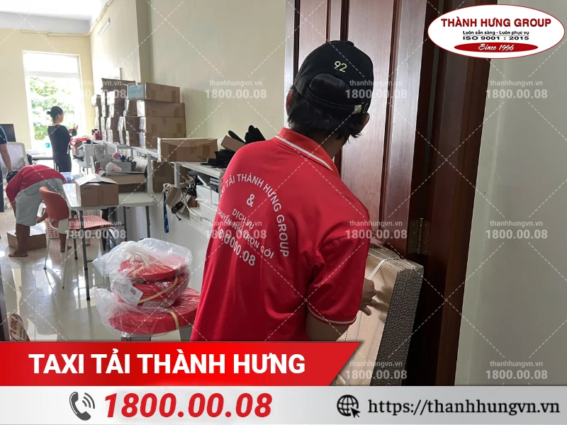 Nhân viên Thành Hưng chuẩn bị thùng carton