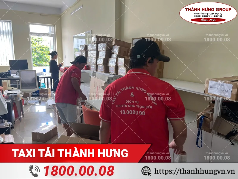 Nhân viên Thành Hưng đóng gói đồ dùng văn phòng