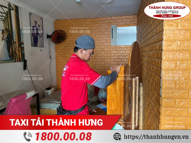 Nhân viên Thành Hưng đóng gói bàn trang điểm
