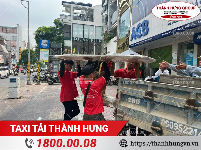 Nhân viên Thành Hưng bốc xếp bàn kên xe ba gác