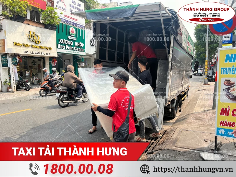 Nhân viên Thành Hưng vận chuyển sofa lên xe