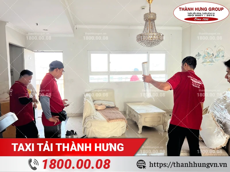 Nhân viên Thành Hưng đang đóng gói sofa