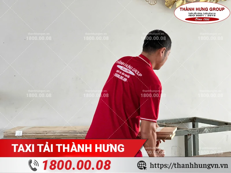 Nhân viên Thành Hưng đóng gói ván gỗ