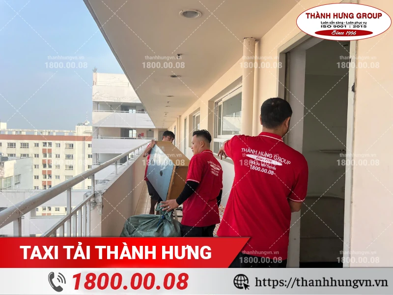 Nhân viên Thành Hưng bốc xếp đồ xuống xe vận chuyển