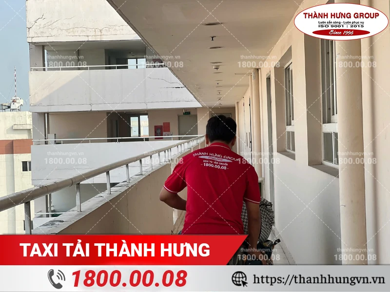 Nhân viên Thành Hưng vận chuyển đồ bằng xe đẩy chuyên dụng