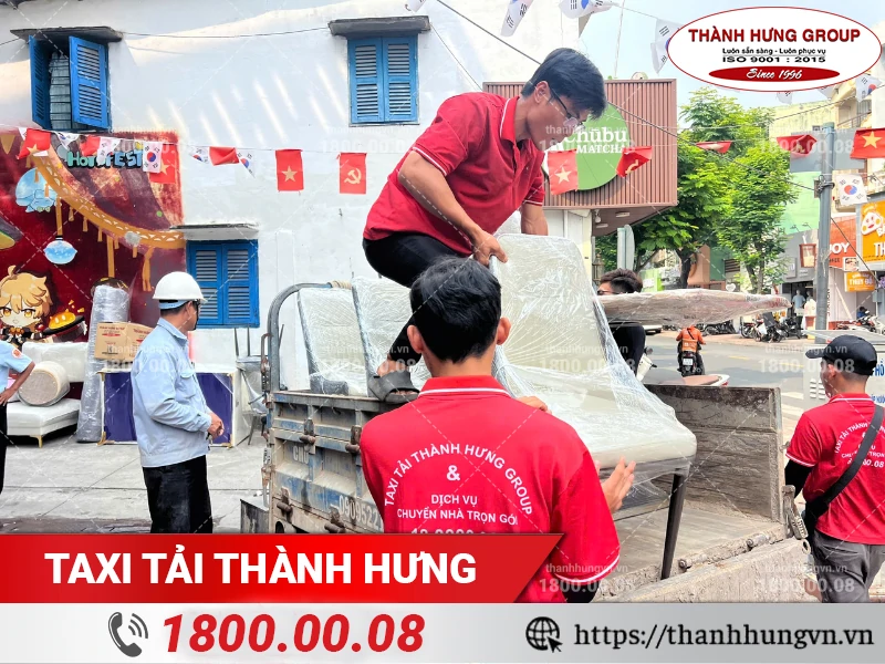 Nhân viên Thành Hưng vận chuyển ghế đơn lên xe ba gác