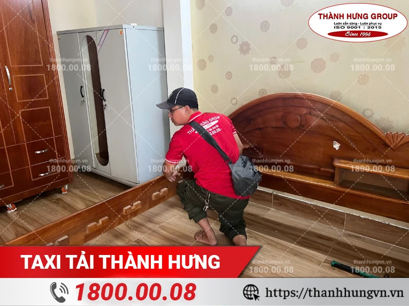 Nhân viên Thành Hưng tháo dỡ khung giường