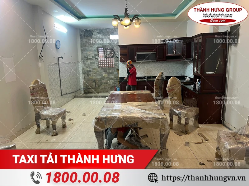 Bàn ghế gỗ đã được đóng gói cẩn thận