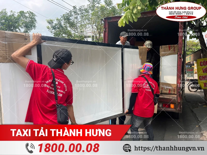 Nhân viên Thành Hưng vận chuyển tủ cỡ lớn lên xe