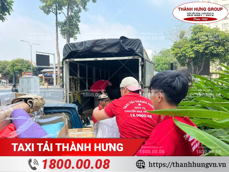 Nhân viên Thành Hưng bốc xếp đồ từ xe trung chuyển lên xe tải