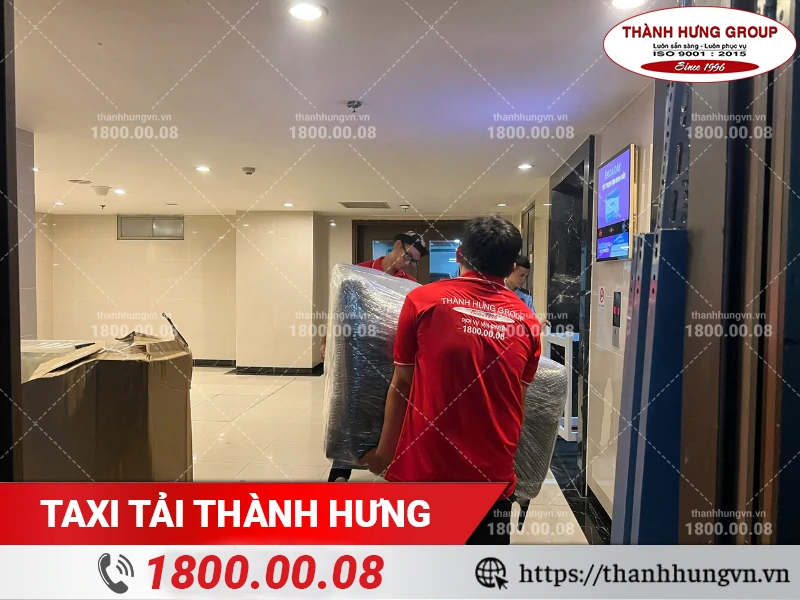 Nhân viên Thành Hưng bốc xếp ghế sofa xuống tầng hầm