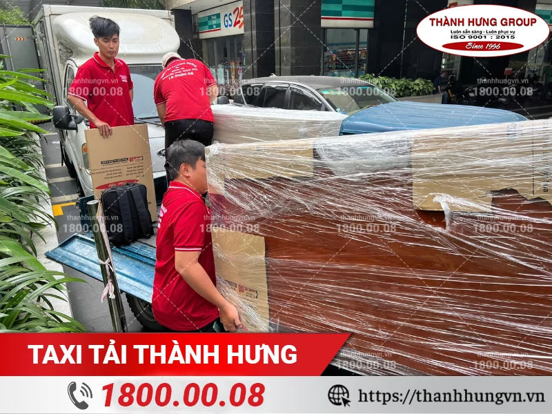 Nhân viên Thành Hưng bốc xếp tủ gỗ lên xe tải