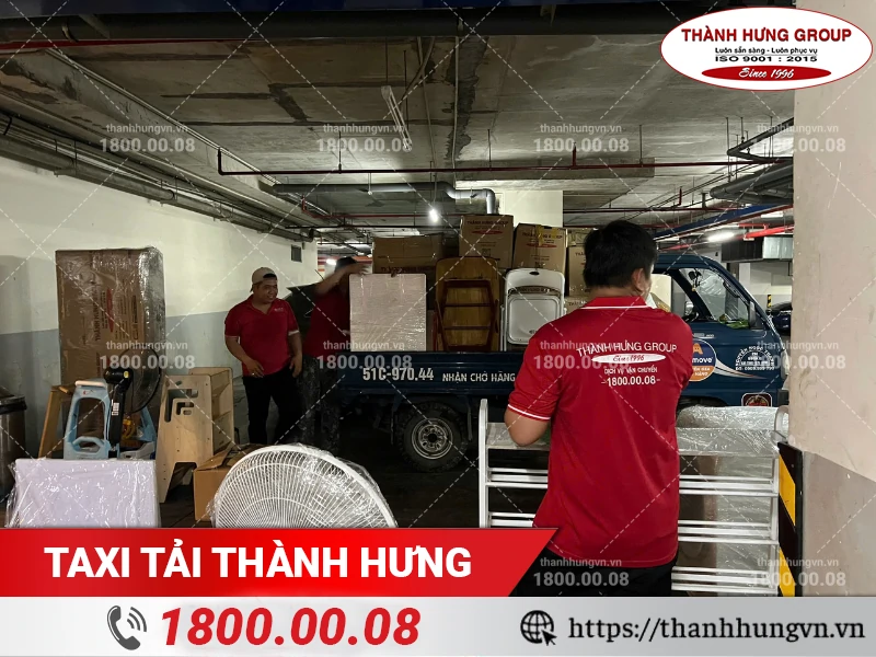 Nhân viên Thành Hưng vận chuyển đồ lên xe trung chuyển