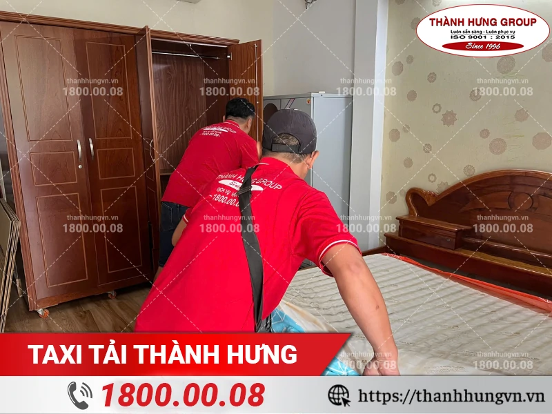 Nhân viên Thành Hưng đang đóng gói nệm