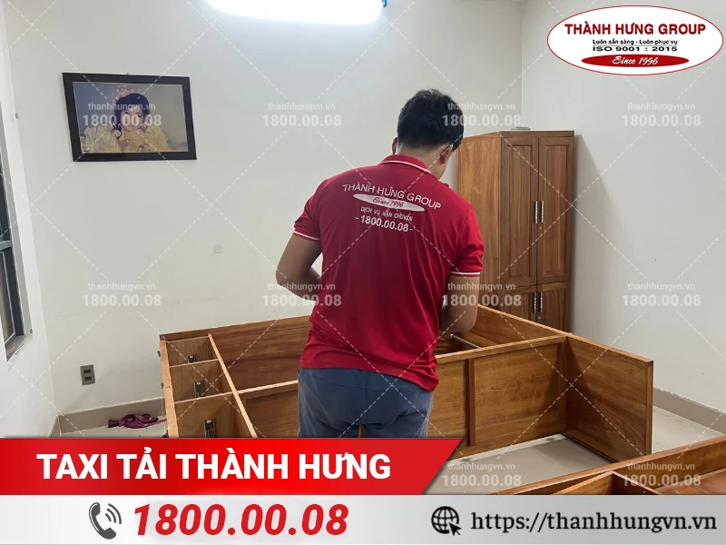 Nhân viên Thành Hưng thực hiện tháo dỡ tủ gỗ