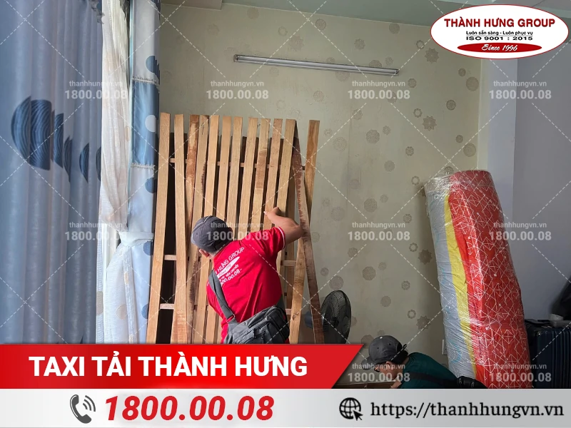 Nhân viên Thành Hưng Tháo dỡ vạt giường