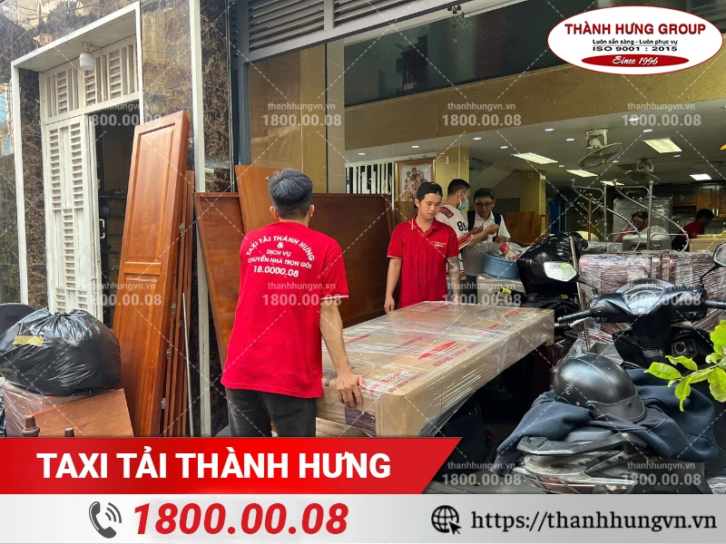 Nhân viên Thành Hưng vận chuyển bàn gỗ đã được bọc lót cẩn thận