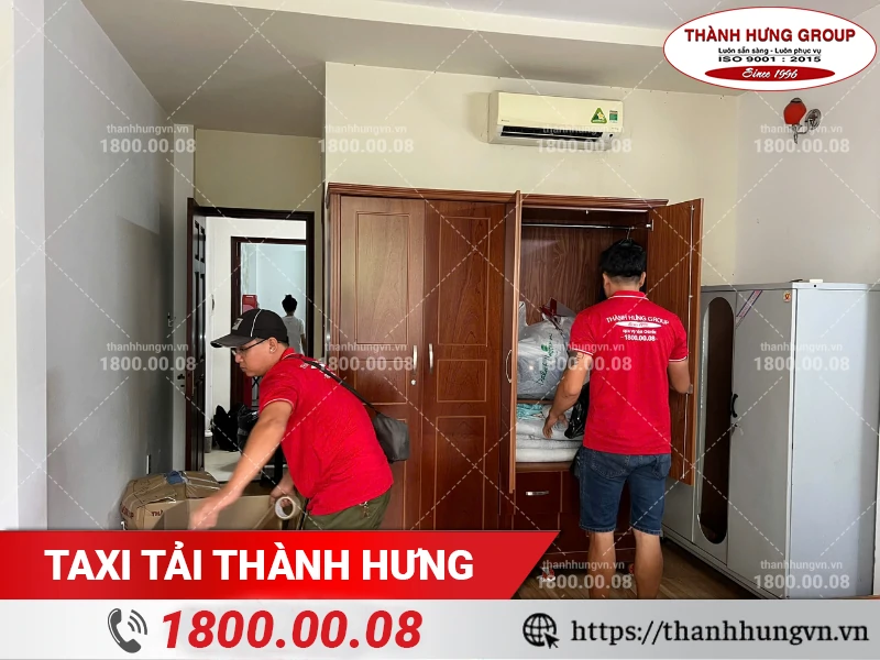 Nhân viên Thành Hưng đóng gói đồ đạc vào thùng carton