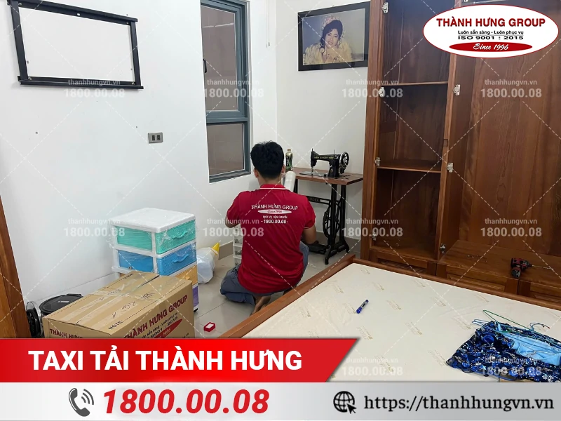 Nhân viên Thành Hưng đóng gói đồ đạc phòng ngủ