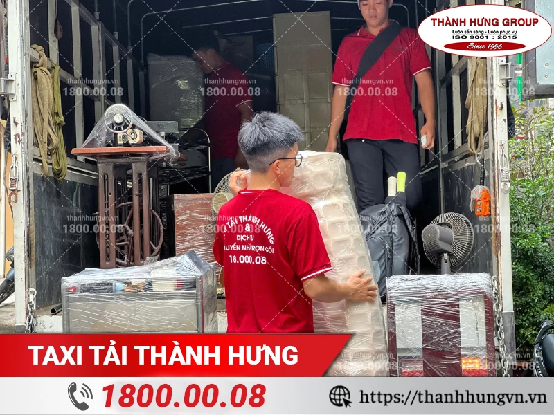 Nhân viên Thành Hưng bốc xếp nệm lên xe tải