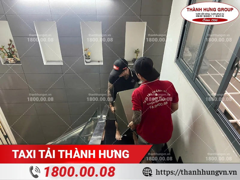 Nhân viên Thành Hưng vận chuyển két sắt qua đường thang bộ