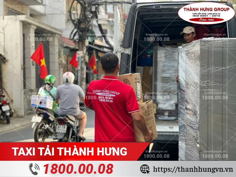 Nhân viên Thành Hưng vận chuyển đồ được đóng thùng cẩn thận ra xe tải
