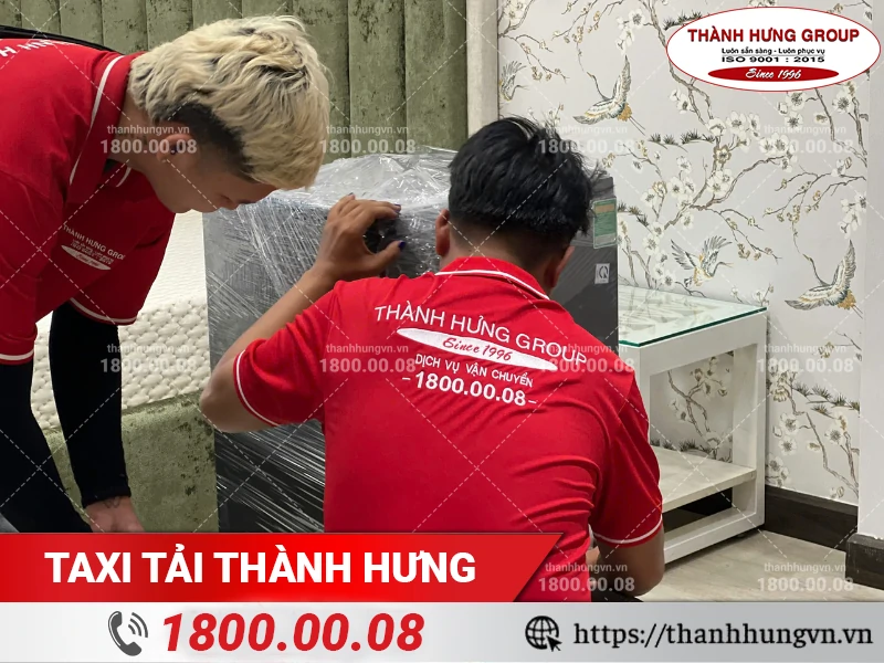 Nhân viên Thành Hưng đóng gói loa bằng màng chống xốc