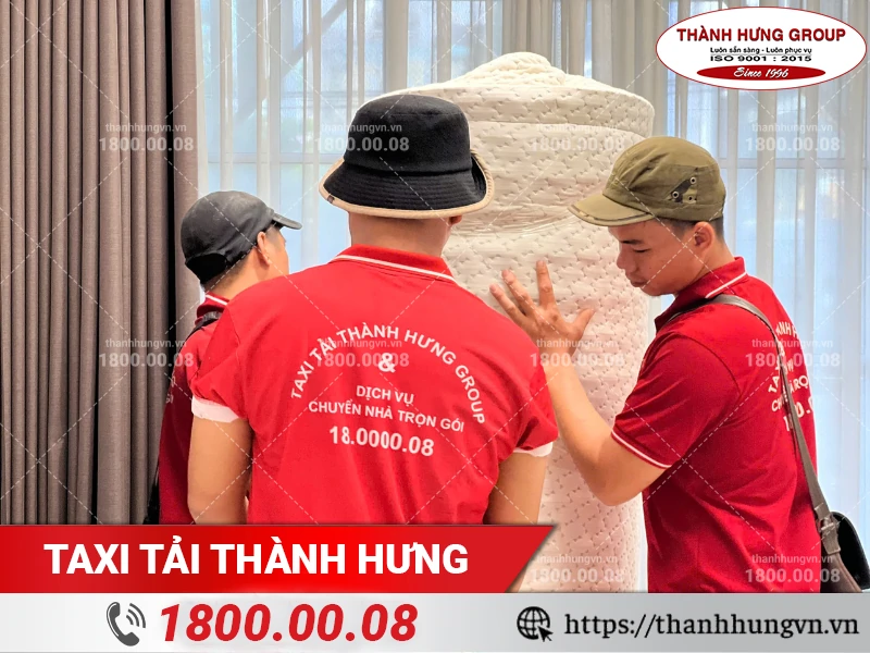 Nhân viên Thành Hưng đóng gói nệm kích cỡ lớn