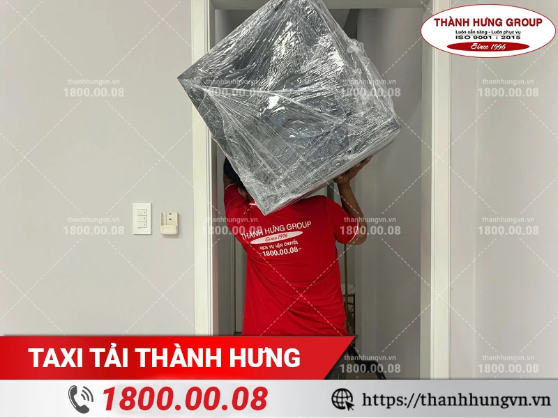Vận chuyển loa xuống tầng trệt bằng đường thang bộ