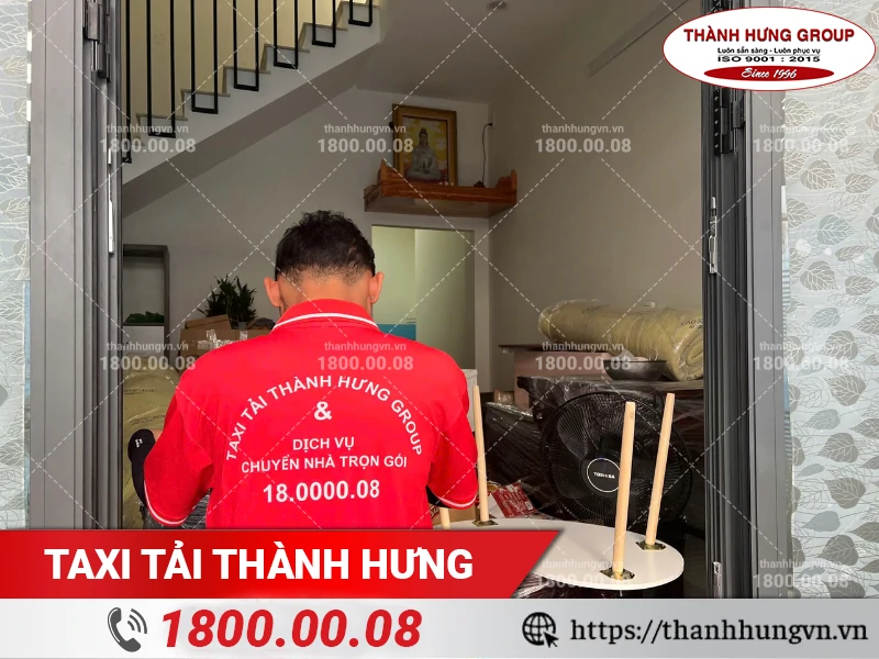 Nhân viên Thành Hưng chuẩn bị vận chuyển bàn ghế ra xe