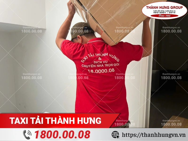 Nhân viên Thành Hưng khuân vác thùng đồ đã được đóng gói xuống điểm tập kết