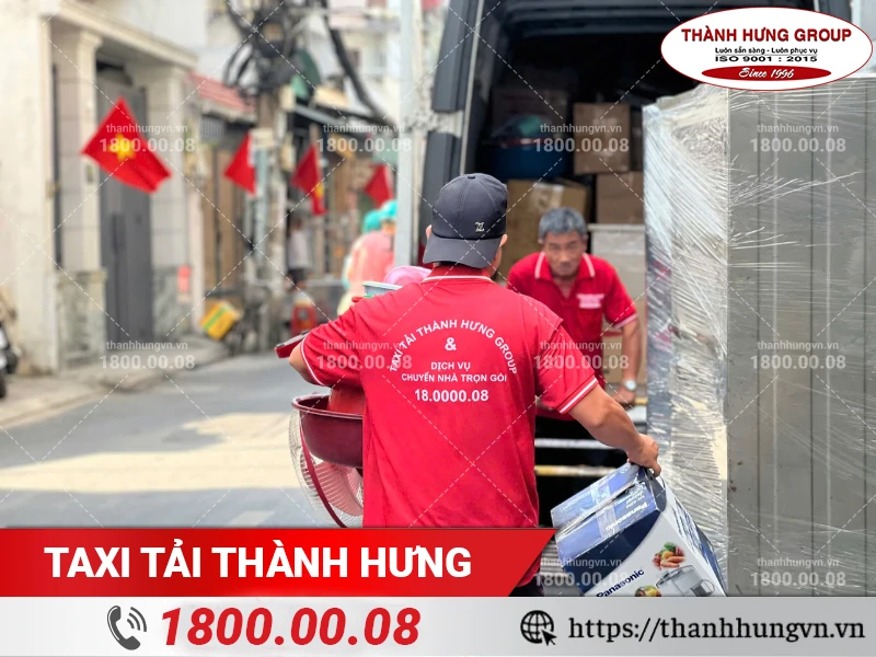Nhân viên Thành Hưng vận chuyển đồ gia dụng ra xe