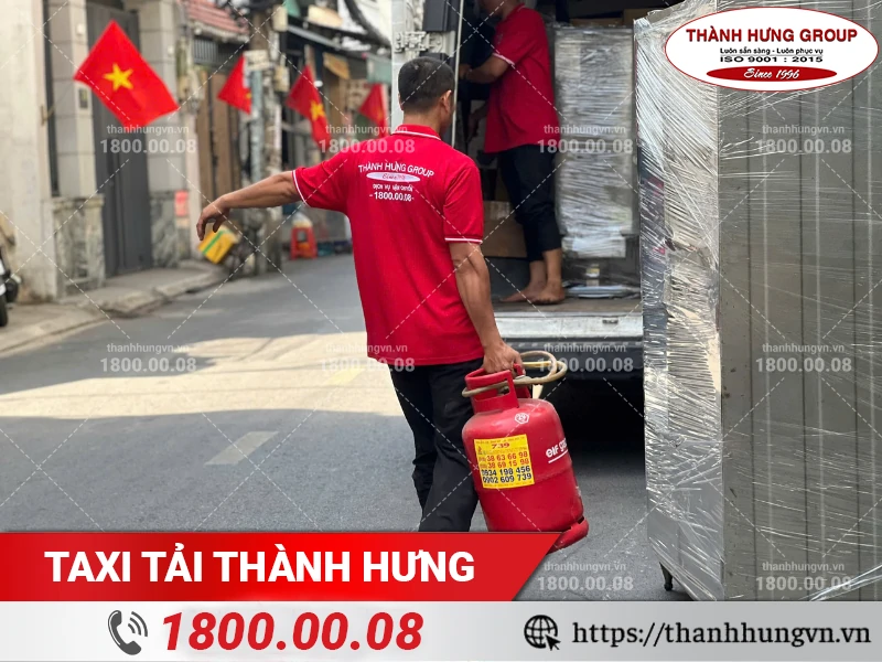 Nhân viên Thành Hưng vận chuyển bình ga lên xe tải