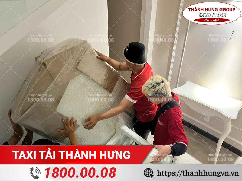 Nhân viên Thành Hưng vận chuyển nệm đã được đóng gói chắc chắn bằng đường thang bộ