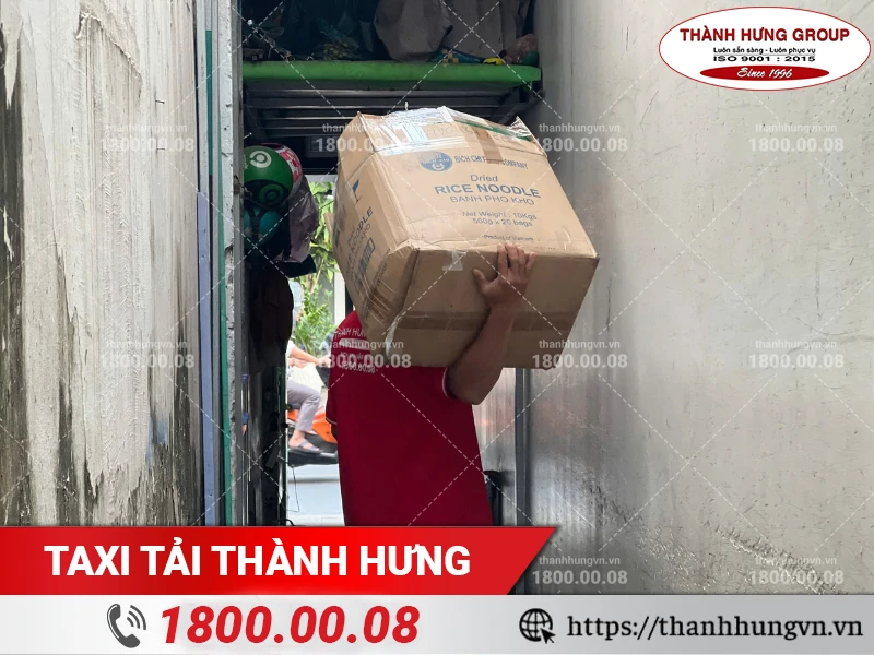 Nhân viên Thành Hưng vận chuyển đồ đạc từ hẻm ra xe
