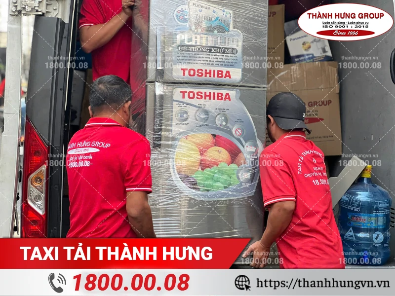 Nhân viên Thành Hưng bốc xếp tủ lạnh cỡ lớn lên xe tải