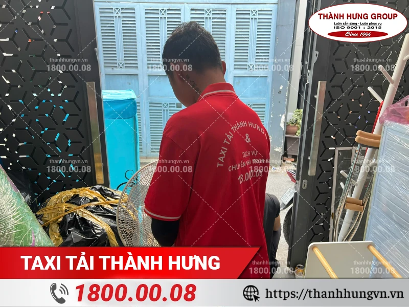 Nhân viên Thành Hưng vận chuyển quạt máy ra xe tải