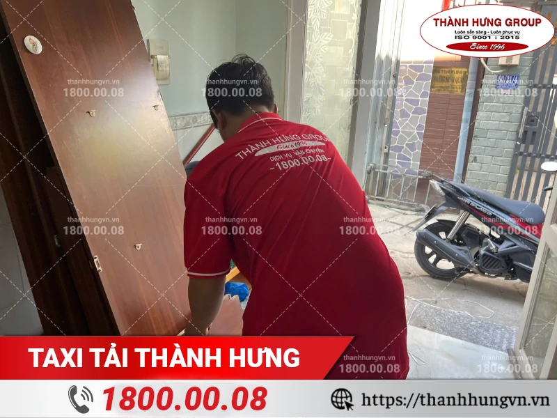 Nhân viên Thành Hưng bốc xếp đồ từ điểm tập kết ra xe tải