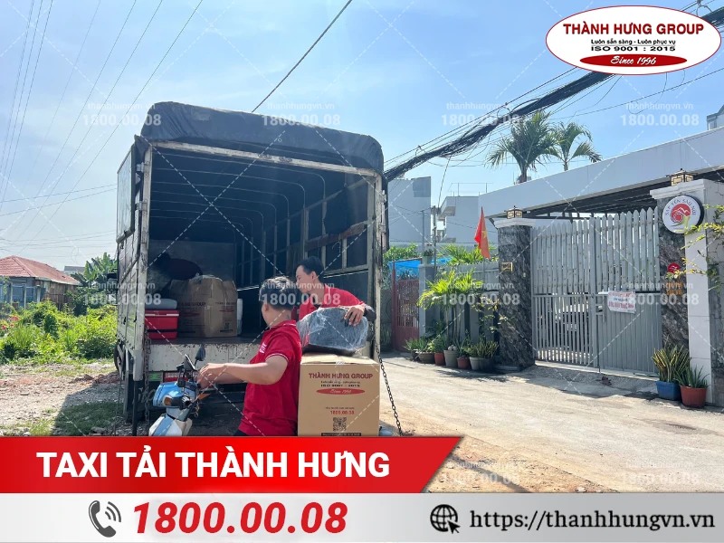 Nhân viên Thành Hưng chất đồ từ xe trung chuyển lên xe tải.