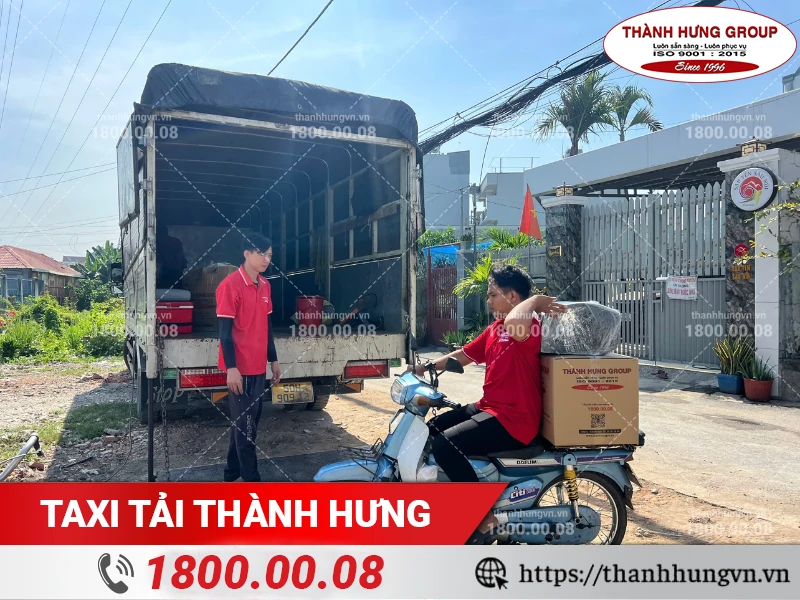 Nhân viên Thành Hưng dùng xe máy để trung chuyển đồ từ hẻm ra xe tải