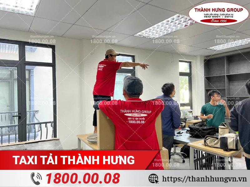 Nhân viên Thành Hưng đóng gói đồ đạc văn phòng